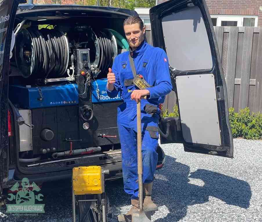 Een tevreden monteur met opgestoken duim naast de bestelbus, slim ingrijpen bespaart kosten bij een verstopte afvoer in Valkenswaard