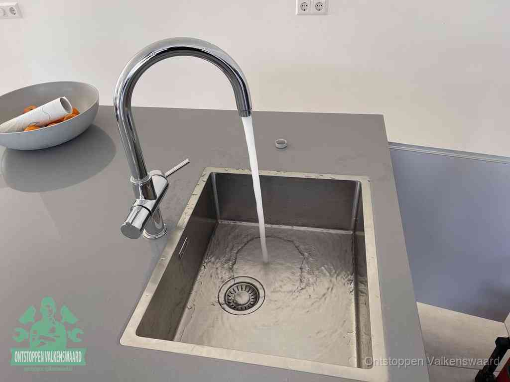 Een vrij doorstromende rvs spoelbak waar het water moeiteloos wegloopt, het resultaat van slim onderhoud dat geld bespaart in Valkenswaard