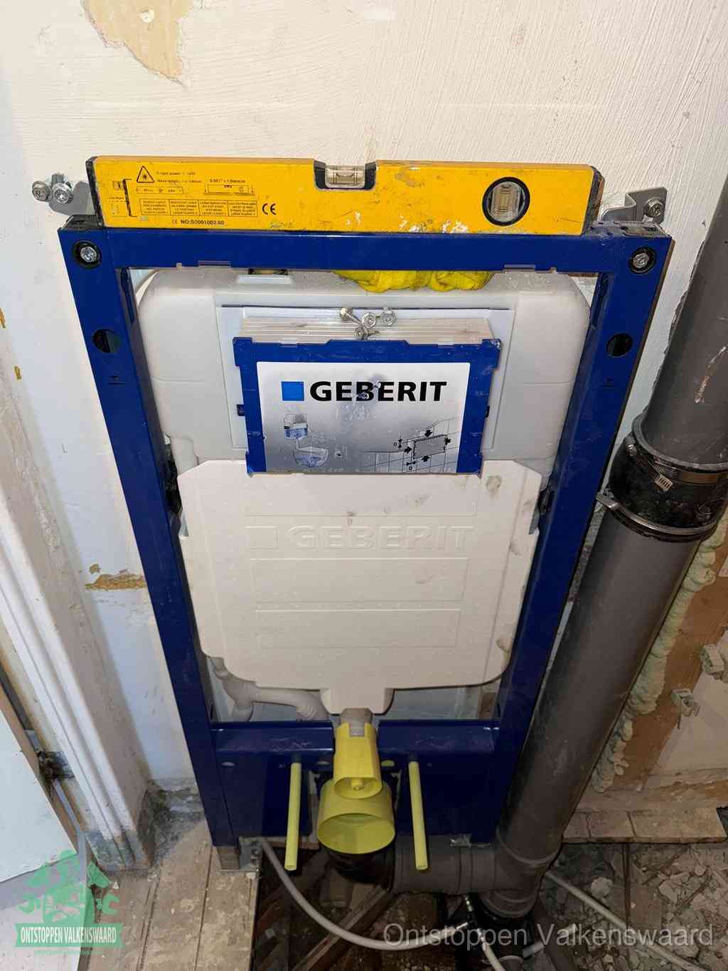 Een Geberit inbouwreservoir met frame voor een hangtoilet tegen de wand, met de afvoerbocht naar de vloer, kenmerkend voor een verstopt hangtoilet in Valkenswaard