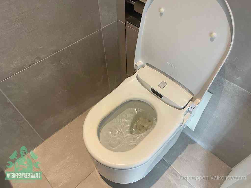 Een toiletpot vol troebel water met drijvend papier en restanten, de meest voorkomende oorzaak van een verstopte wc in Valkenswaard