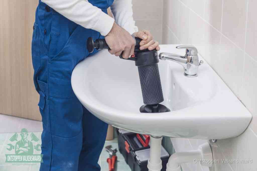Een te ruwe doe-het-zelf poging met een hand-pomp op de afvoer van een badkamer-wastafel, een van de veelgemaakte fouten bij afvoer ontstoppen in Valkenswaard