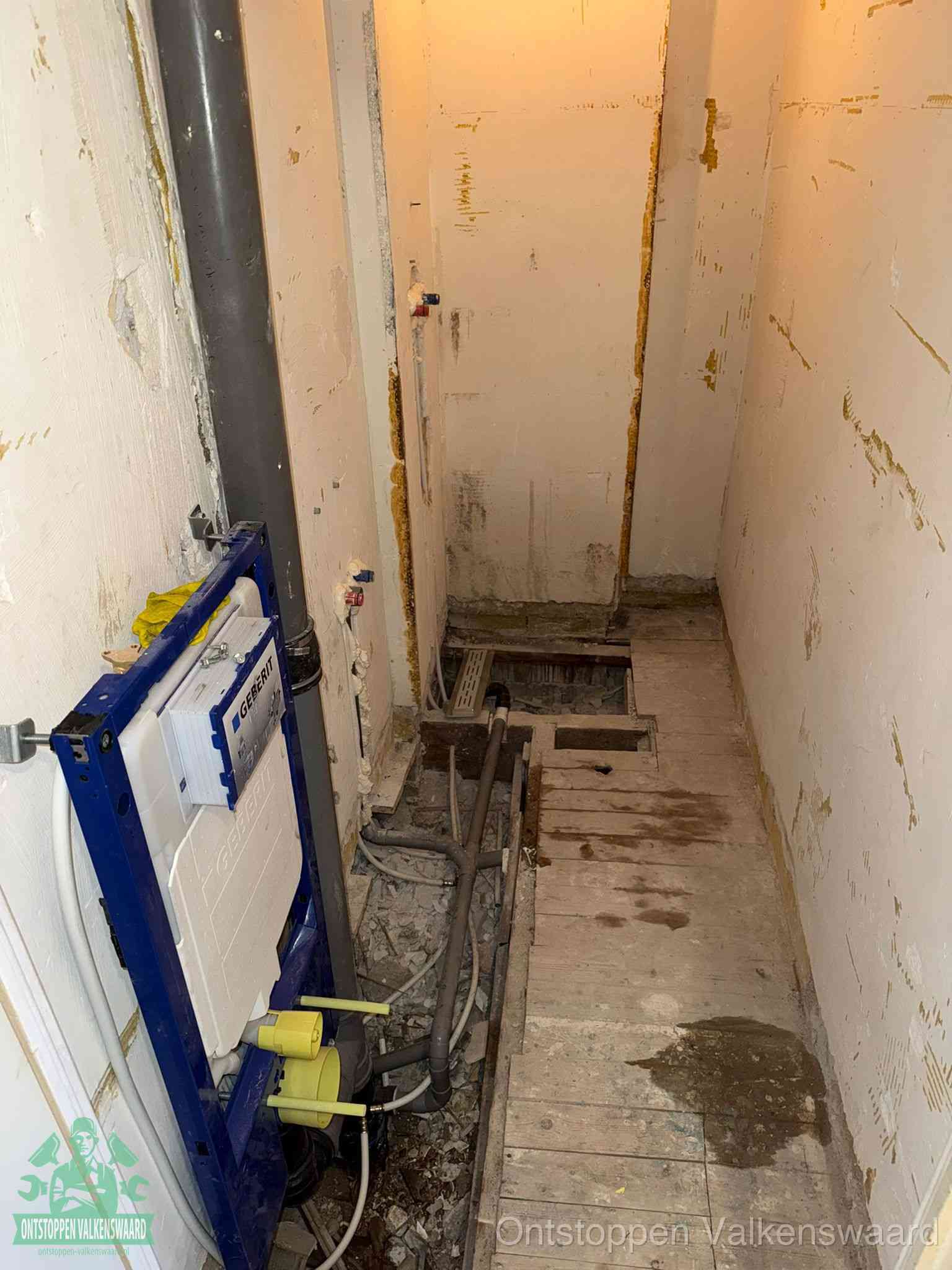 Een opgebroken toiletruimte tijdens renovatie met een Geberit inbouwreservoir en blootliggende oude afvoerleidingen, typisch voor oudere woningen in Valkenswaard